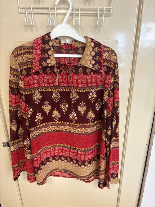 Blouse imprimée rouge et ocre — taille non indiquée